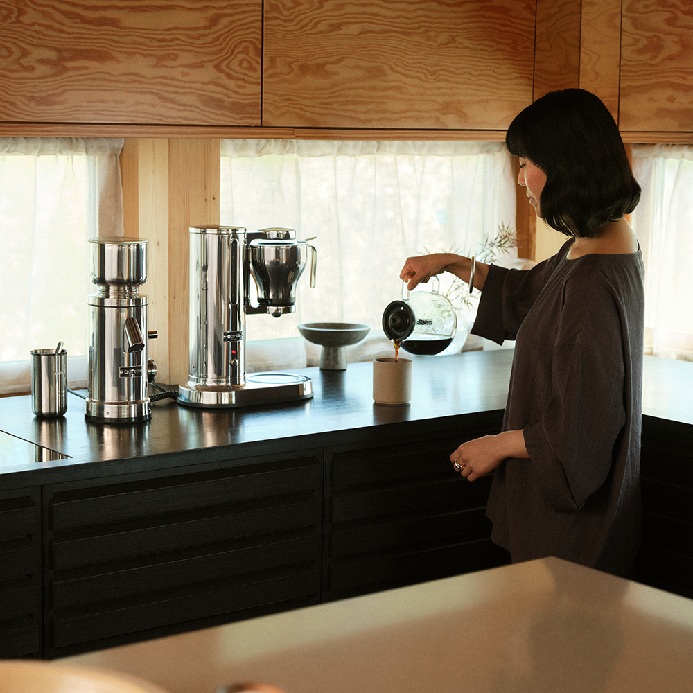 woman puring coffee freshly brewed from the aarke coffee system