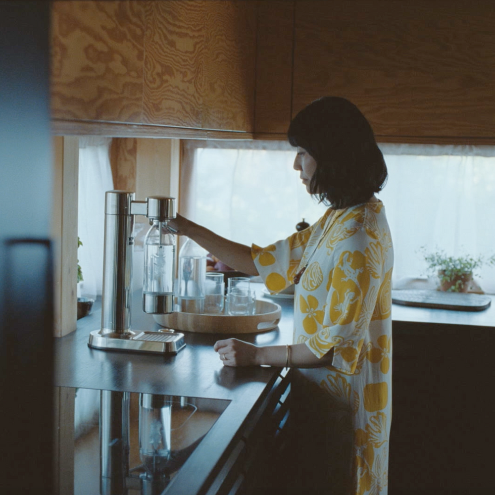 woman sparkling water with the carbonator 3 in stainless steel